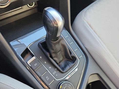 Used 2018 Volkswagen Tiguan S image 14