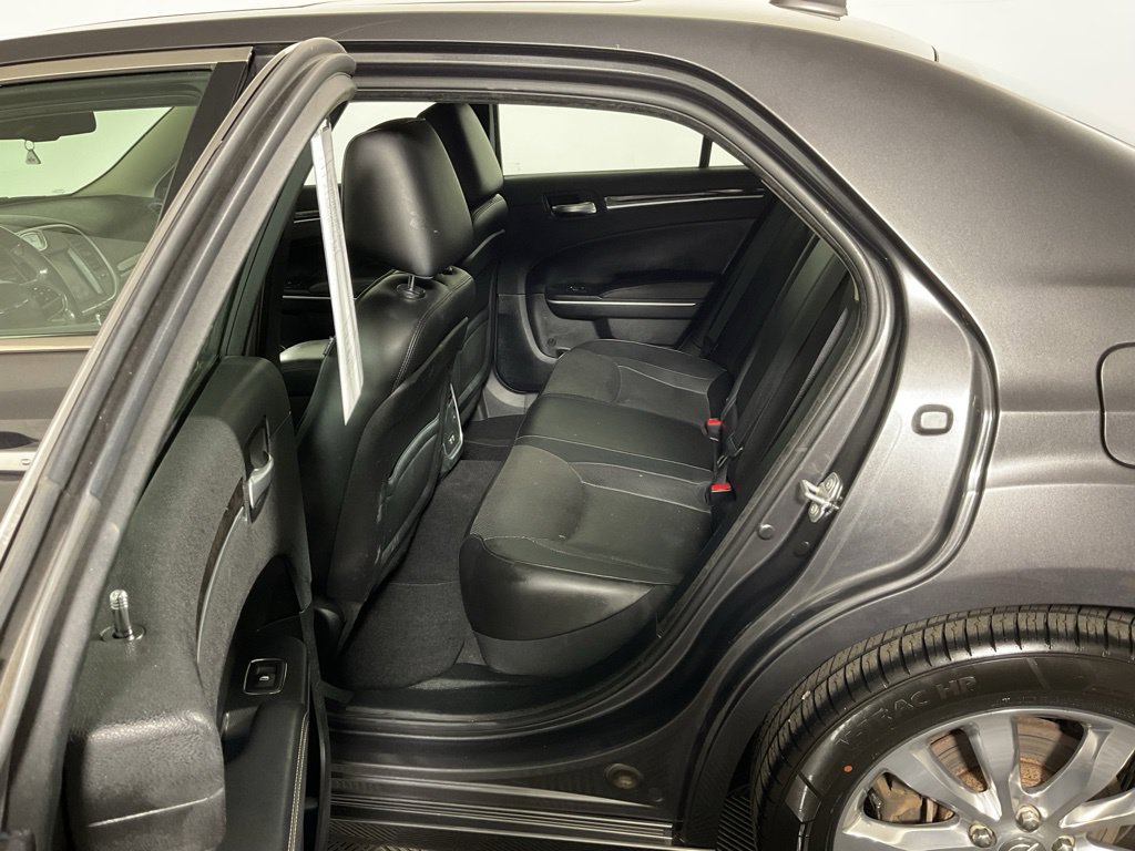 Used 2019 Chrysler 300 Limited AWD/4WD image 33