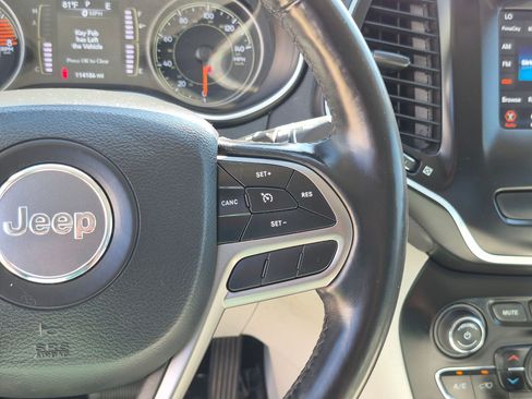 Used 2020 Jeep Cherokee Latitude Plus w/ Cold Weather Group AWD/4WD image 20