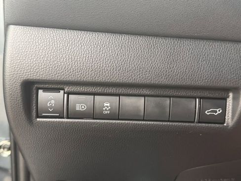Used 2022 Toyota Venza LE AWD/4WD image 17