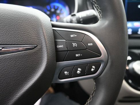 Used 2022 Chrysler Pacifica Touring-L image 24