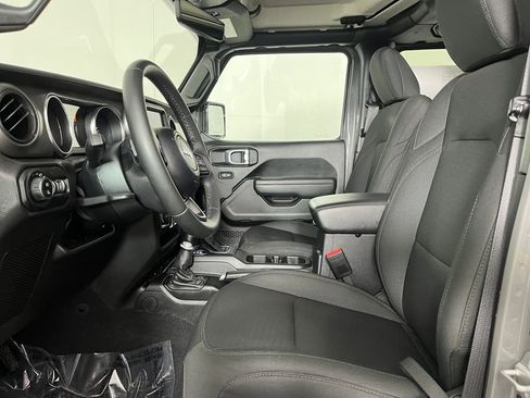 Used 2022 Jeep Gladiator Sport image 11