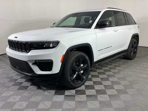 Used 2024 Jeep Grand Cherokee Limited w/ Luxury Tech Group II image 2