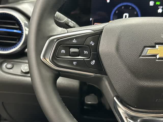 Used 2025 Chevrolet Trax LT w/ LT Convenience Package FWD image 17
