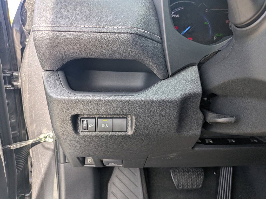 Used 2025 Toyota RAV4 XLE AWD/4WD image 25