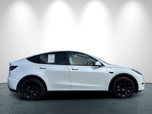 Used 2024 Tesla Model Y Long Range AWD/4WD image 3