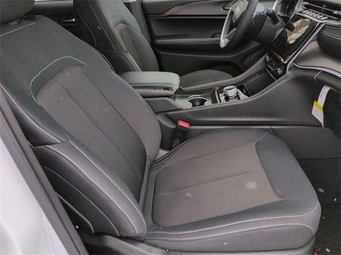 Used 2024 Jeep Grand Cherokee Laredo X image 26