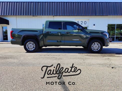 Used 2022 Toyota Tundra SR5 w/ SR5 Convenience Package AWD/4WD image 1