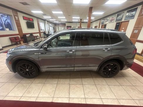 Used 2022 Volkswagen Tiguan SE R-Line image 2
