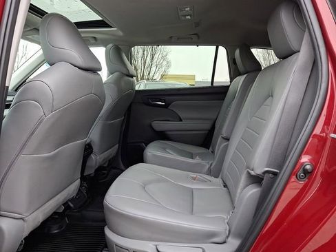 Used 2024 Toyota Highlander XLE image 10