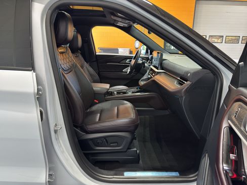Used 2025 Ford Explorer Platinum w/ LUX Leather Package AWD/4WD image 21