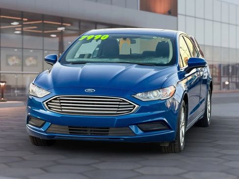 Used 2017 Ford Fusion SE w/ Fusion SE Technology Package FWD image 2