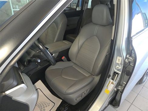 Used 2022 Toyota Highlander XLE image 11