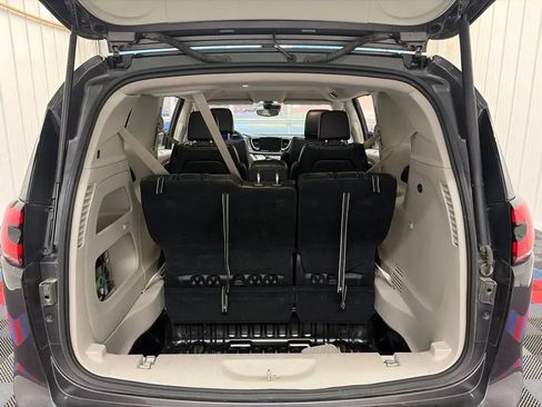 Used 2023 Chrysler Pacifica Touring-L FWD image 16
