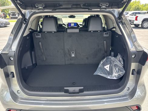 New 2025 Toyota Highlander XLE image 38