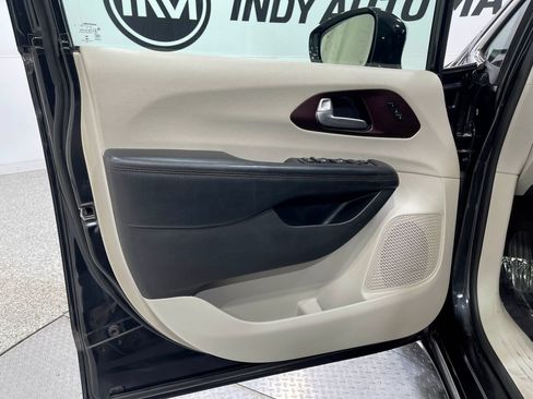 Used 2019 Chrysler Pacifica Limited FWD image 15