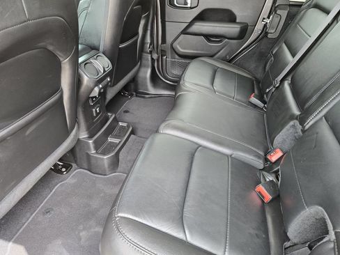 Used 2019 Jeep Wrangler Unlimited Sahara AWD/4WD image 30