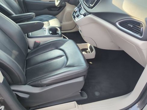 Used 2023 Chrysler Pacifica Touring-L FWD image 46