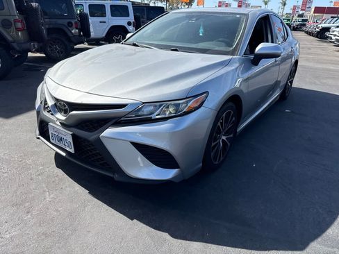 Used 2020 Toyota Camry SE FWD image 2