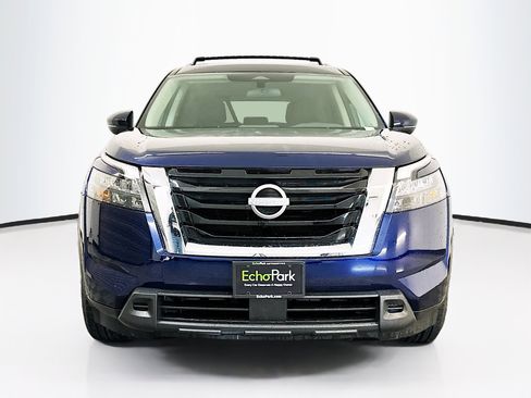 Used 2024 Nissan Pathfinder SV image 2