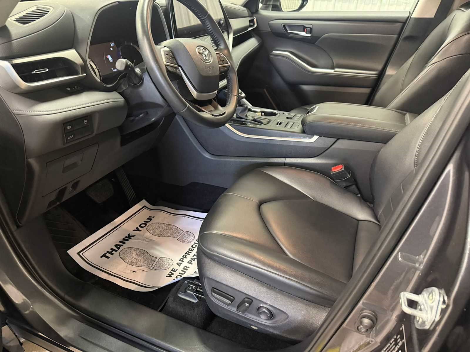 Used 2024 Toyota Highlander XLE AWD/4WD image 20