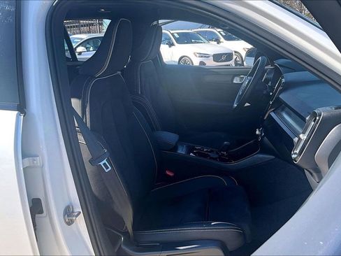 Used 2025 Volvo XC40 B5 Plus image 10