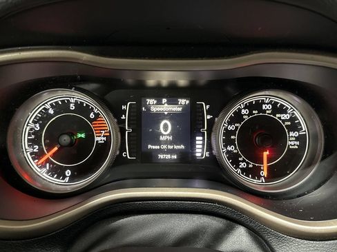 Used 2017 Jeep Cherokee Latitude AWD/4WD image 12
