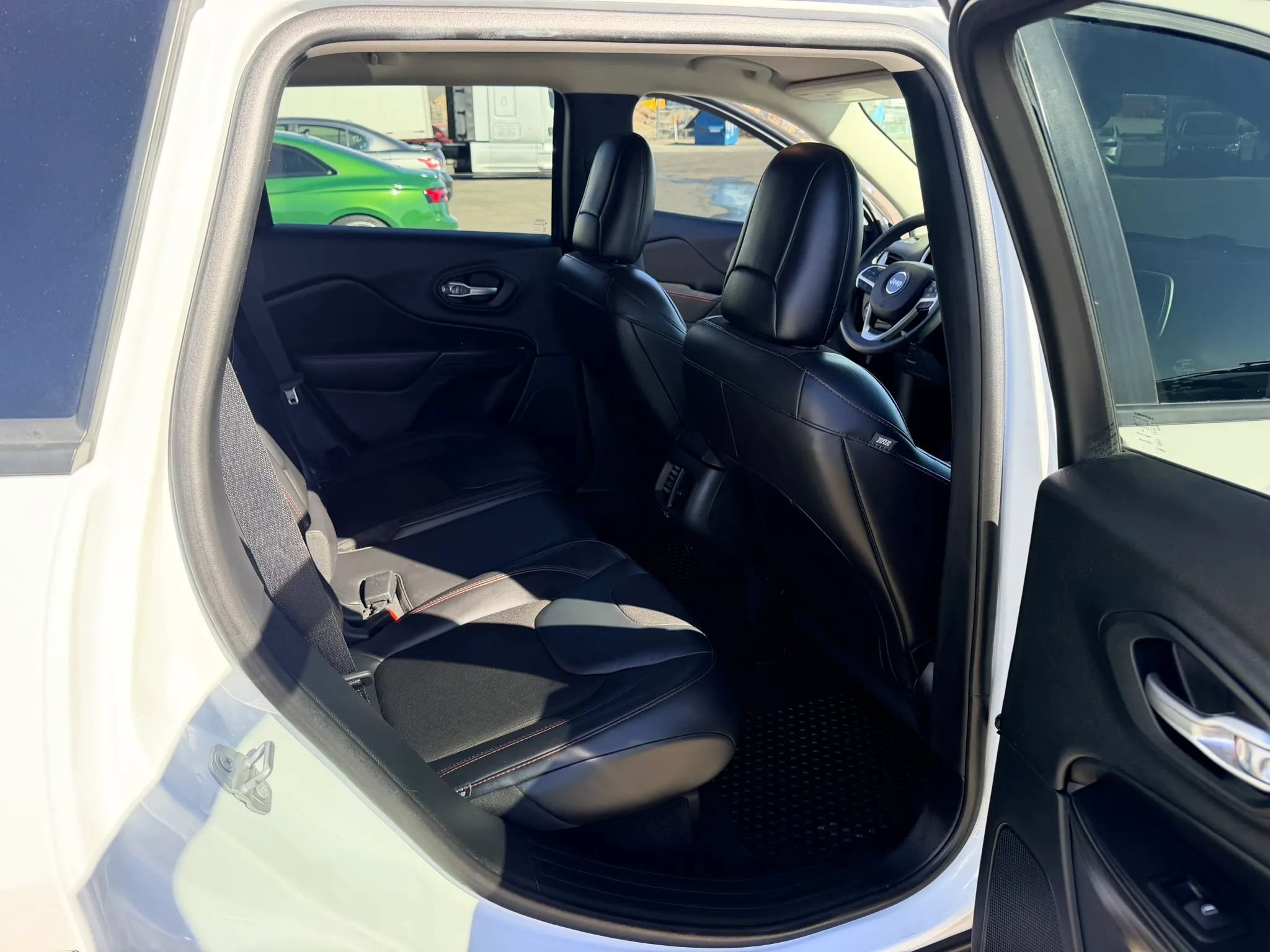 Used 2016 Jeep Cherokee Trailhawk AWD/4WD image 17