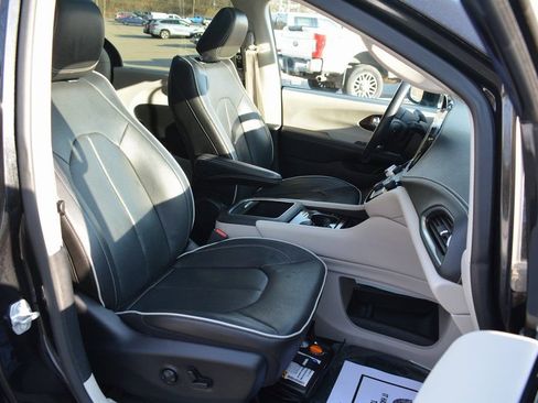 Used 2022 Chrysler Pacifica Limited image 19