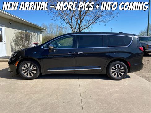Used 2023 Chrysler Pacifica Limited image 2