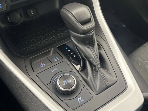 Used 2022 Toyota RAV4 XLE image 24