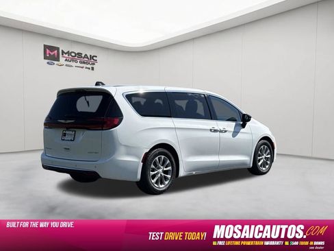 Used 2026 Chrysler Pacifica Limited FWD image 7