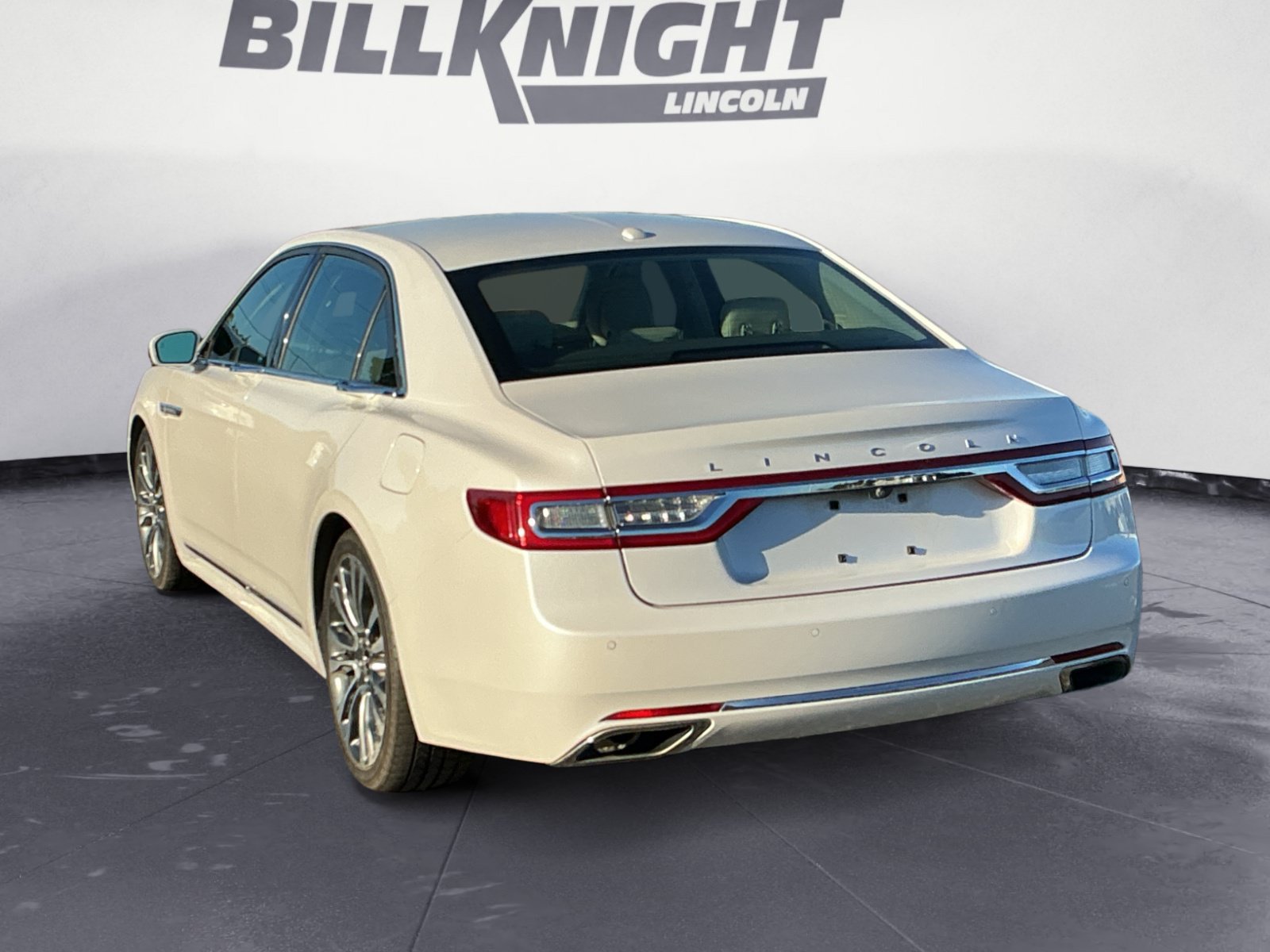 Used 2017 Lincoln Continental Select w/ Climate Package FWD image 4