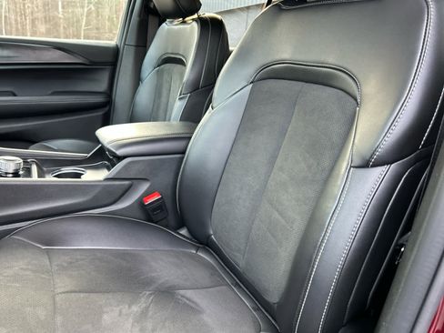 Used 2025 Jeep Grand Cherokee Laredo AWD/4WD image 19