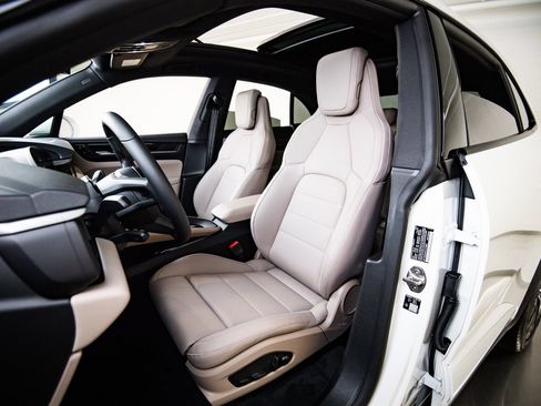 New 2026 Porsche Macan Electric RWD image 5