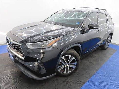 Used 2022 Toyota Highlander XLE AWD/4WD image 4