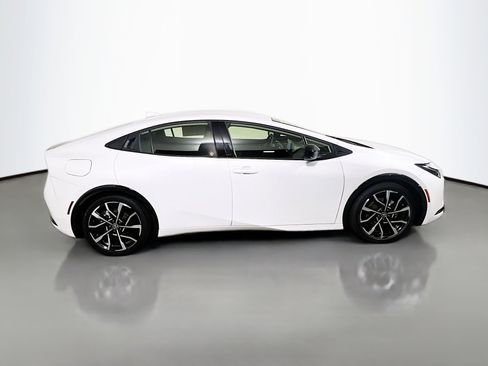 Used 2025 Toyota Prius Plug-In Hybrid image 3