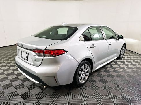 Used 2022 Toyota Corolla LE image 3
