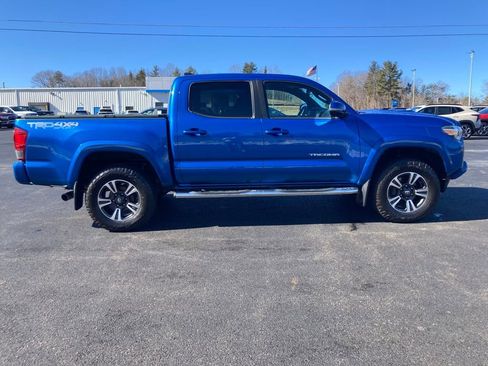 Used 2017 Toyota Tacoma TRD Sport w/ Tow Package (A/T) image 3