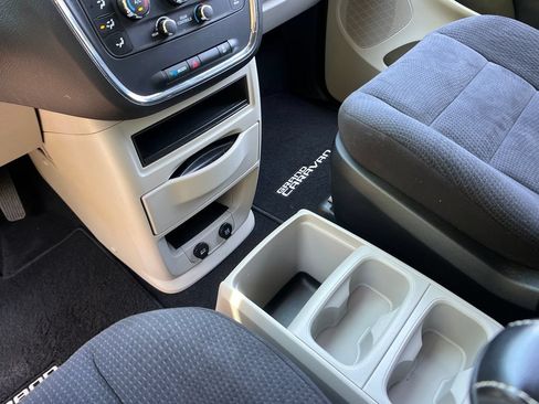 Used 2014 Dodge Grand Caravan SE FWD image 18