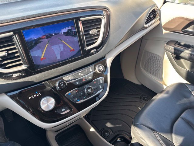 Used 2017 Chrysler Pacifica Touring-L FWD image 46