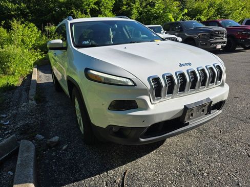 Used 2018 Jeep Cherokee Latitude Plus w/ Cold Weather Group AWD/4WD image 11