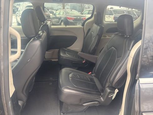 Used 2018 Chrysler Pacifica Touring-L image 18