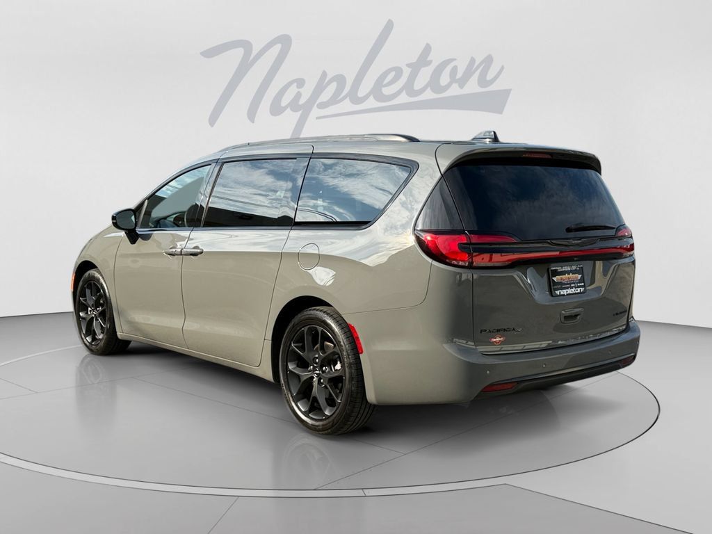 Certified 2025 Chrysler Pacifica Limited FWD image 3