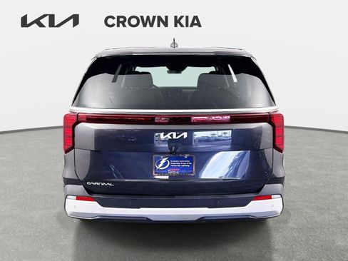 Used 2025 Kia Carnival FWD image 6