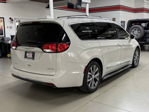 Used 2017 Chrysler Pacifica Limited w/ UConnect Theater Package FWD image 2