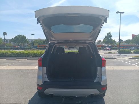 Used 2019 Ford Escape SE FWD image 9