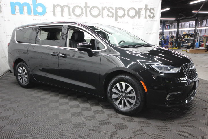Used 2023 Chrysler Pacifica Touring-L FWD image 9