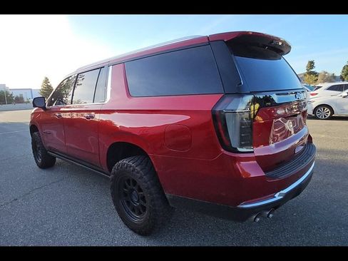 Used 2025 Chevrolet Suburban Premier AWD/4WD image 8