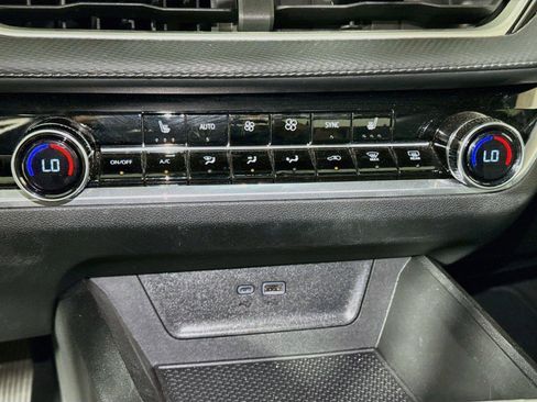 Used 2026 Chevrolet Equinox LT w/ Convenience Package II FWD image 14